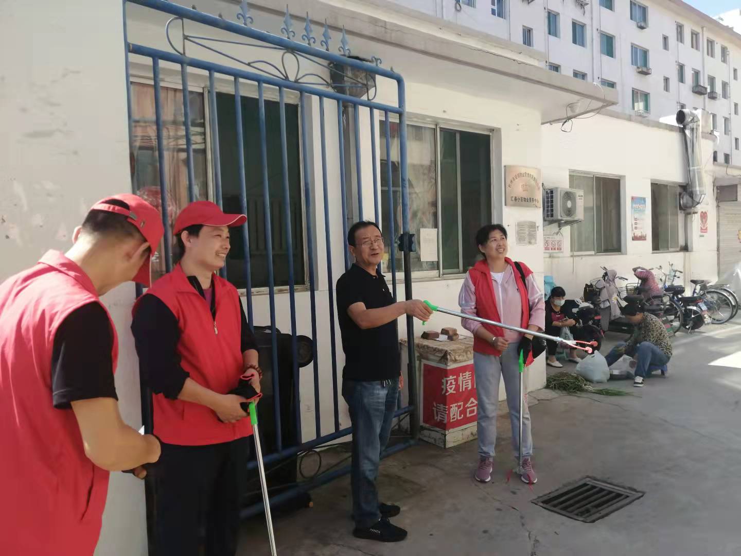 01-9月9日黨委委員、財(cái)務(wù)總監(jiān)辛建人在匯春小區(qū)檢查指導(dǎo)志愿者服務(wù).jpg